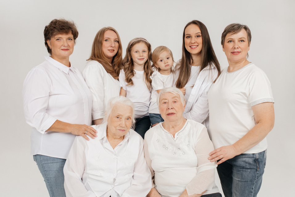 Заказать семейную фотосессию в студии с детьми в Новосибирске от фотостудии Fashion Box
 – фото № 41