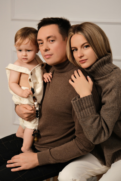 Заказать семейную фотосессию в студии с детьми в Новосибирске от фотостудии Fashion Box
 – фото № 48