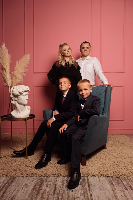 Заказать семейную фотосессию в студии с детьми в Новосибирске от фотостудии Fashion Box
 – фото № 9