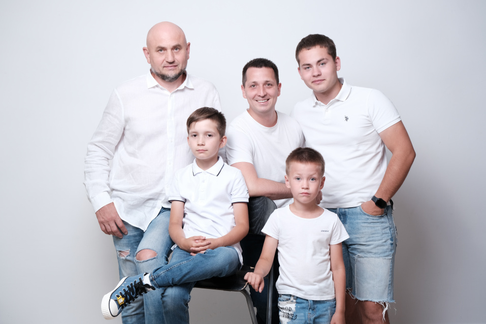 Заказать семейную фотосессию в студии с детьми в Новосибирске от фотостудии Fashion Box
 – фото № 31