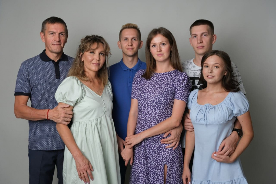Заказать семейную фотосессию в студии с детьми в Новосибирске от фотостудии Fashion Box
 – фото № 16