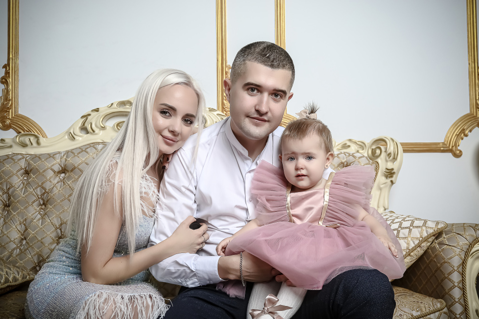 Заказать семейную фотосессию в студии с детьми в Новосибирске от фотостудии Fashion Box
 – фото № 26