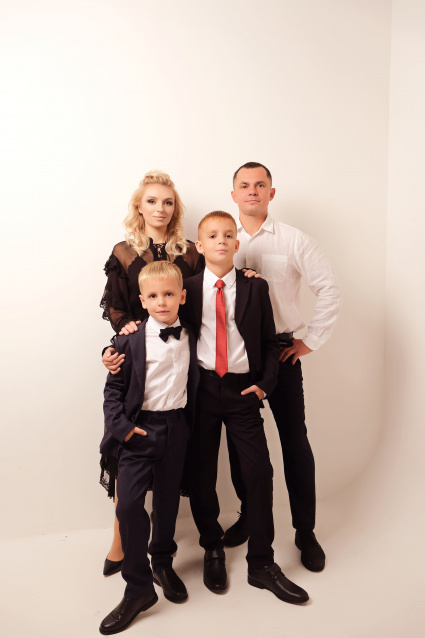 Заказать семейную фотосессию в студии с детьми в Новосибирске от фотостудии Fashion Box
 – фото № 8