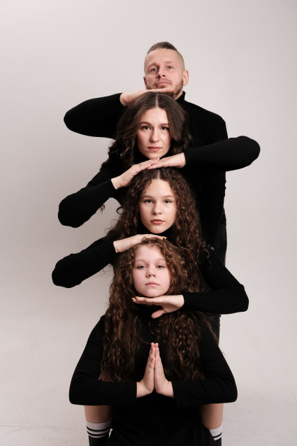 Заказать семейную фотосессию в студии с детьми в Новосибирске от фотостудии Fashion Box
 – фото № 23