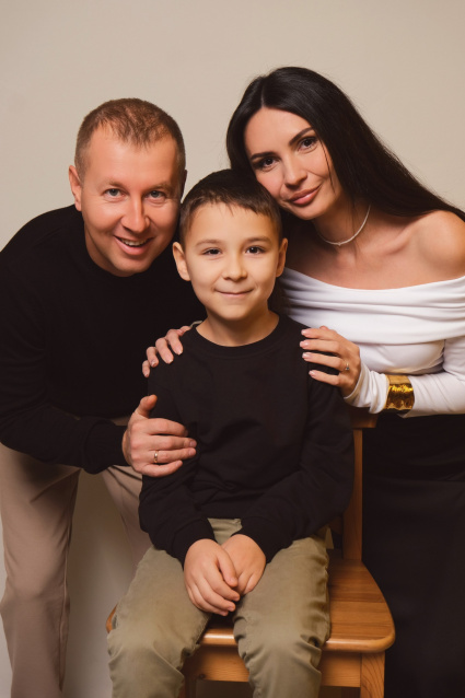 Заказать семейную фотосессию в студии с детьми в Новосибирске от фотостудии Fashion Box
 – фото № 22