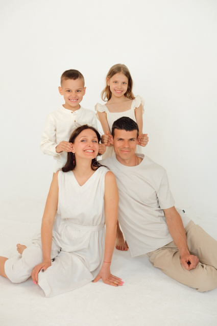 Заказать семейную фотосессию в студии с детьми в Новосибирске от фотостудии Fashion Box
 – фото № 27