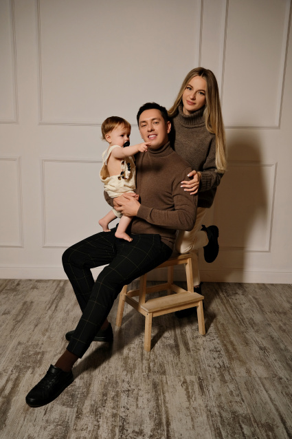 Заказать семейную фотосессию в студии с детьми в Новосибирске от фотостудии Fashion Box
 – фото № 7