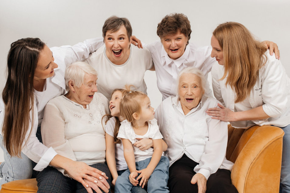 Заказать семейную фотосессию в студии с детьми в Новосибирске от фотостудии Fashion Box
 – фото № 28