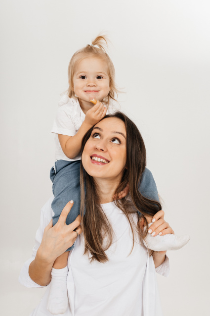 Заказать семейную фотосессию в студии с детьми в Новосибирске от фотостудии Fashion Box
 – фото № 21