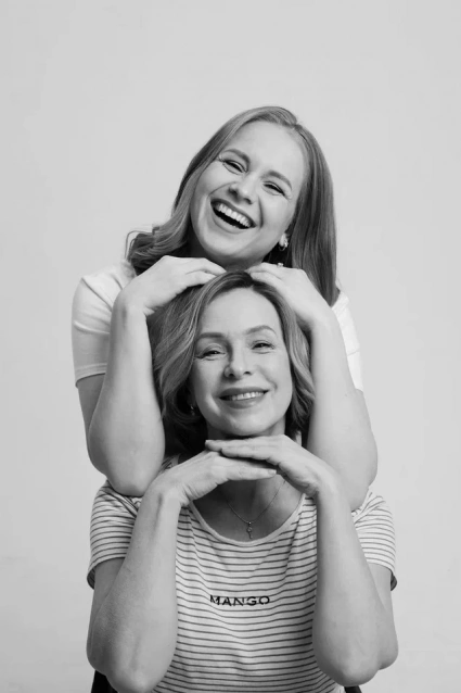 Заказать фотосессию для 2-х подруг в студии в Новосибирске от фотостудии Fashion Box

 – фото № 3