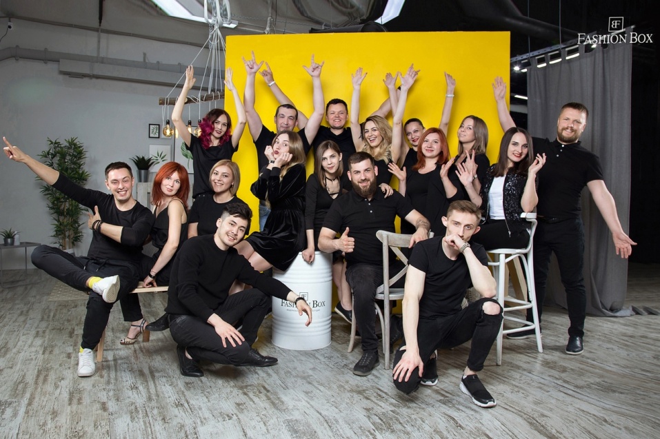 Заказать корпоративную фотосессию в студии от компании Fashion Box в Новосибирске
 – фото № 3