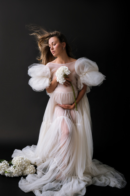 Заказать фотосессию для беременных в студии от компании Fashion Box в Новосибирске

 – фото № 2