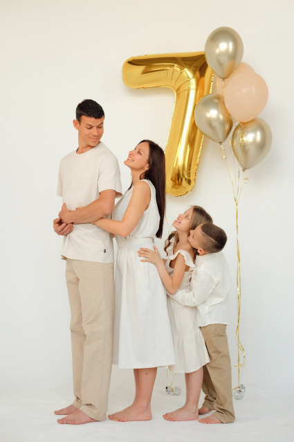 Заказать семейную фотосессию в студии с детьми в Новосибирске от фотостудии Fashion Box
 – фото № 26