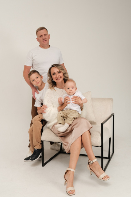 Заказать семейную фотосессию в студии с детьми в Новосибирске от фотостудии Fashion Box
 – фото № 16