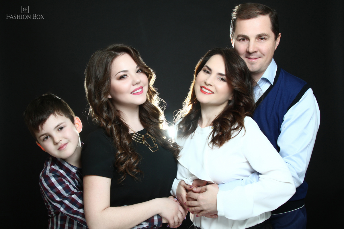 Семейная фотосъемка в студии - чудесное время, проведенное вместе
<!--'start_frame_cache_3JiYAU'--> – фото № 4