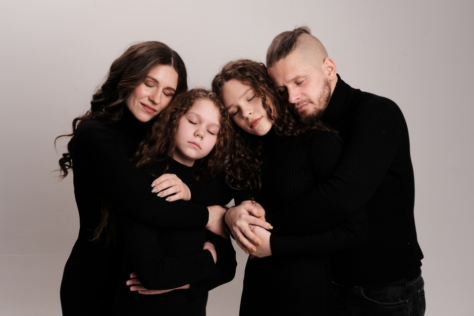 Заказать семейную фотосессию в студии с детьми в Новосибирске от фотостудии Fashion Box
 – фото № 25