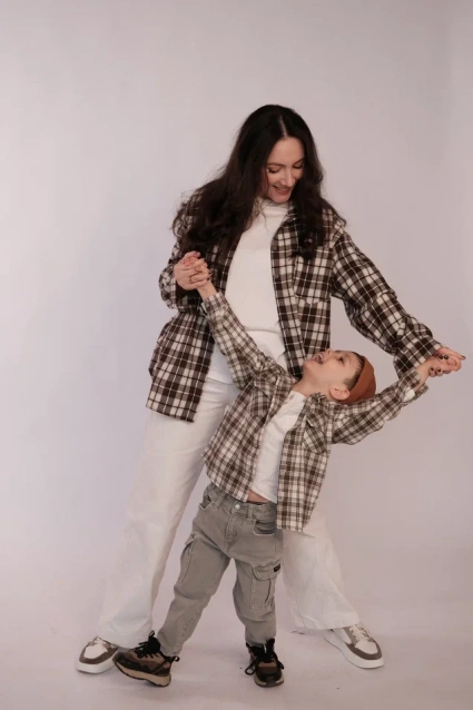 Заказать семейную фотосессию в студии с детьми в Новосибирске от фотостудии Fashion Box
 – фото № 9