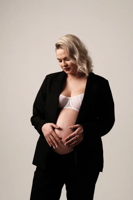 Заказать фотосессию для беременных в студии от компании Fashion Box в Новосибирске

 – фото № 10