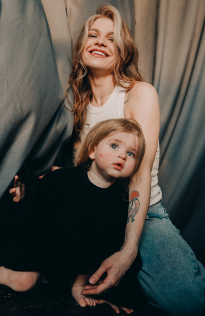 Заказать семейную фотосессию в студии с детьми в Новосибирске от фотостудии Fashion Box
 – фото № 6